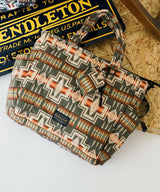 【PENDLETON® × KiU LIMITED ITEM】スクエアパデッドマルチパーパストートバッグ K484