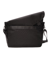 フラップ部分は背面ポケットに収納可能