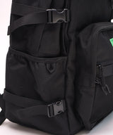 パスケースなどをつけられるフーブ付きサイドポケット