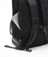 直接PCポケットにアプローチできるサイドファスナ