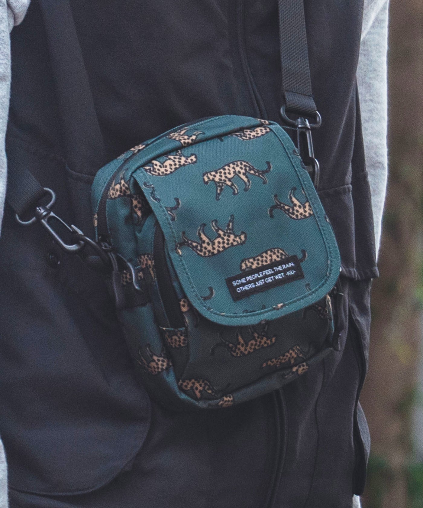 600D フラップポケットショルダーバッグ K437 – KiU公式オンラインショップ