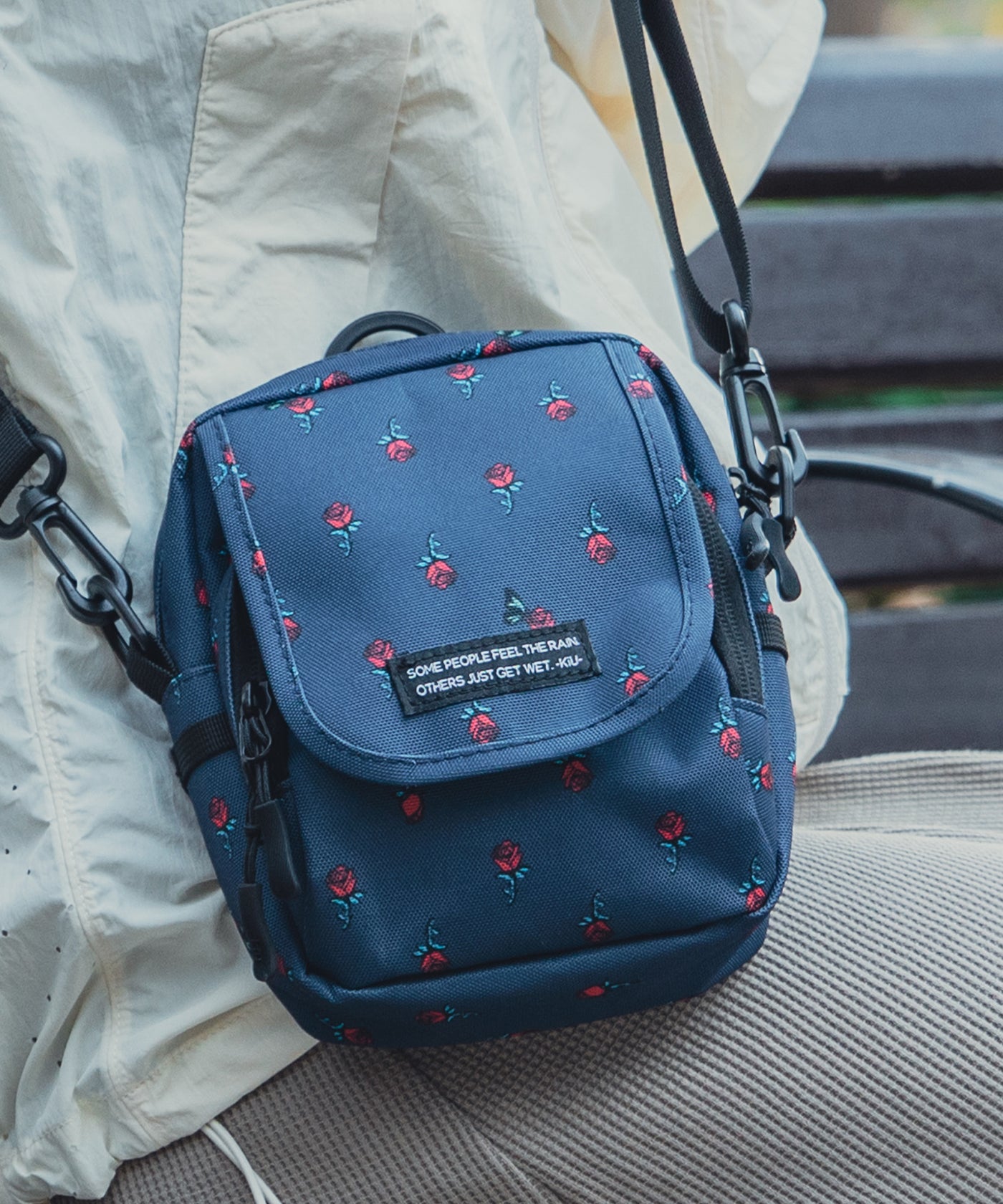 600D フラップポケットショルダーバッグ K437 – KiU公式オンラインショップ