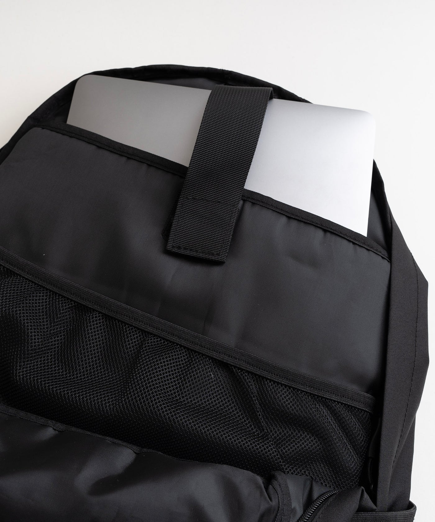 kiki 黒 レザー フラップ付きバックパック K447-900_1400x.jpg?v=1745994869