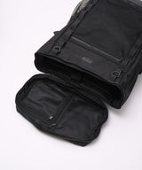 本体は3箇所のファスナー付きポケット