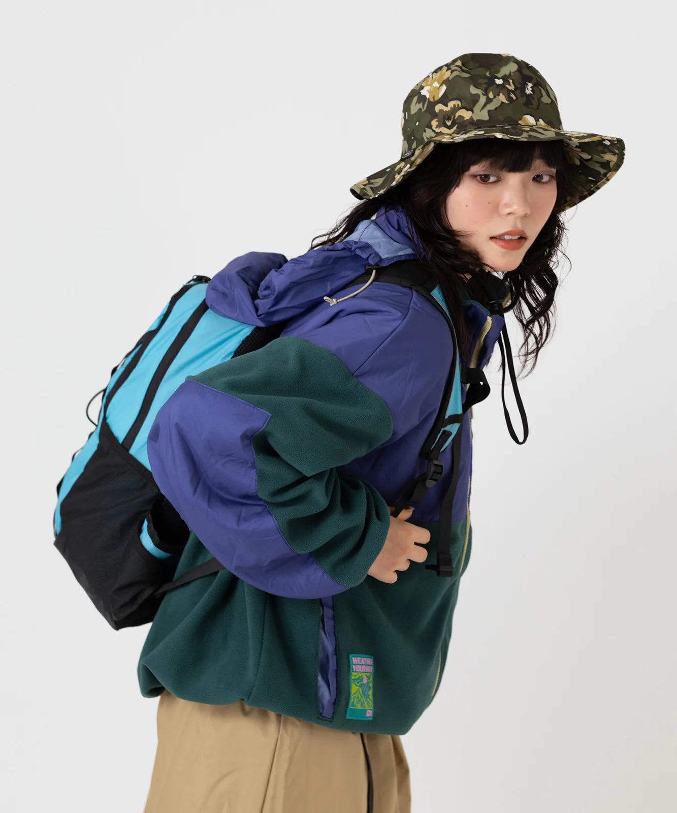 バックパックを背負った女性の振り向き姿